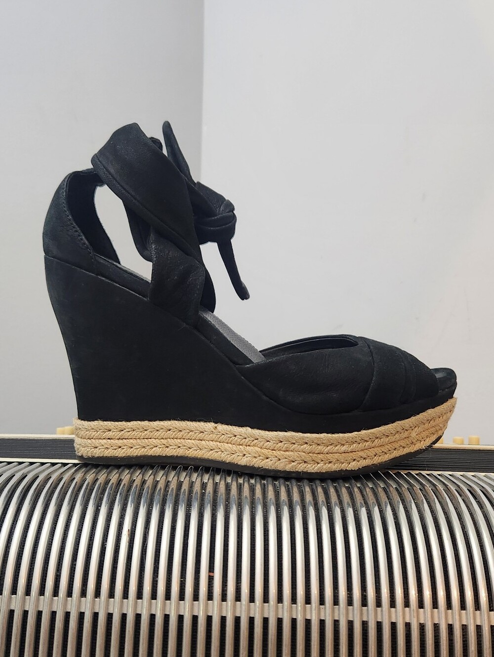 BEAUTIFUL UGG BLACK LEATHER ANKLE TIE WEDGE SANDALS SZ 7